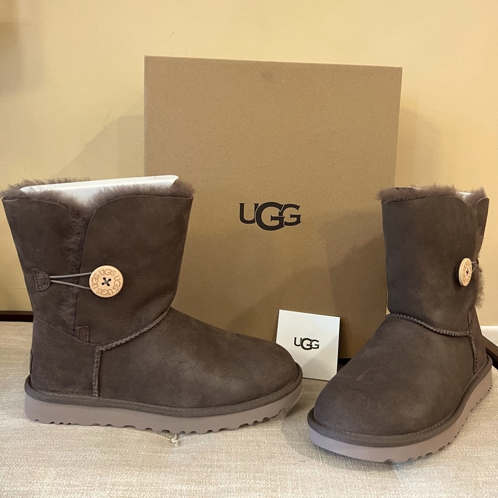 UGG Bailey Button II size 9